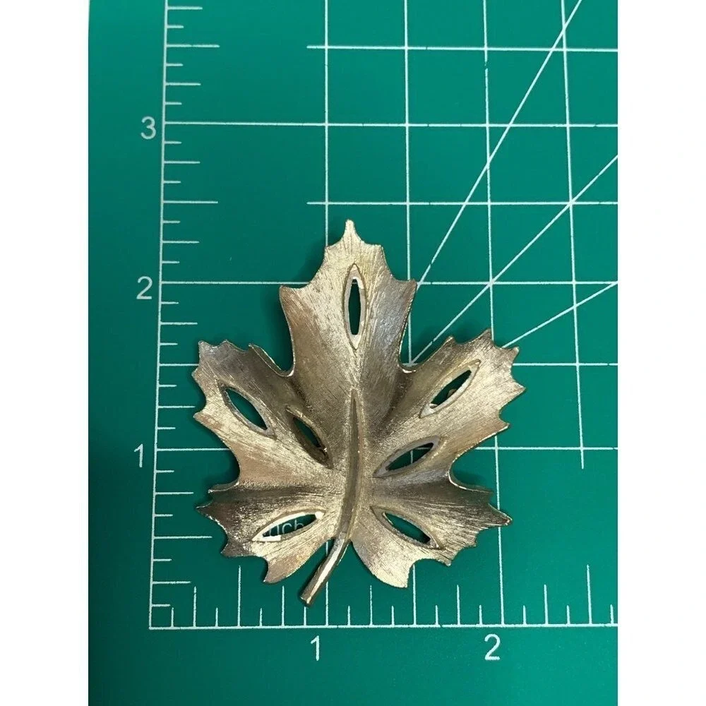 Vintage Gold Tone Maple‎ Leaf Brooch Pin Art Nouveau Style Signed BSK